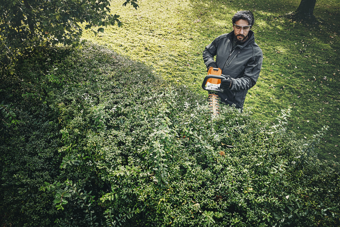STIHL HSA100 BATTERY-POWERED HEDGE TRIMMER (Unit only)