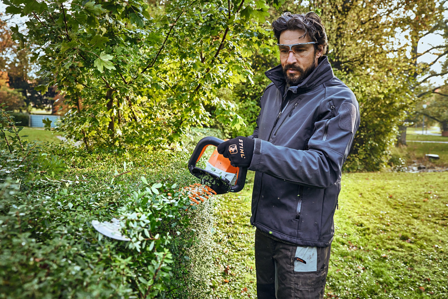 STIHL HSA100 BATTERY-POWERED HEDGE TRIMMER (Unit only)