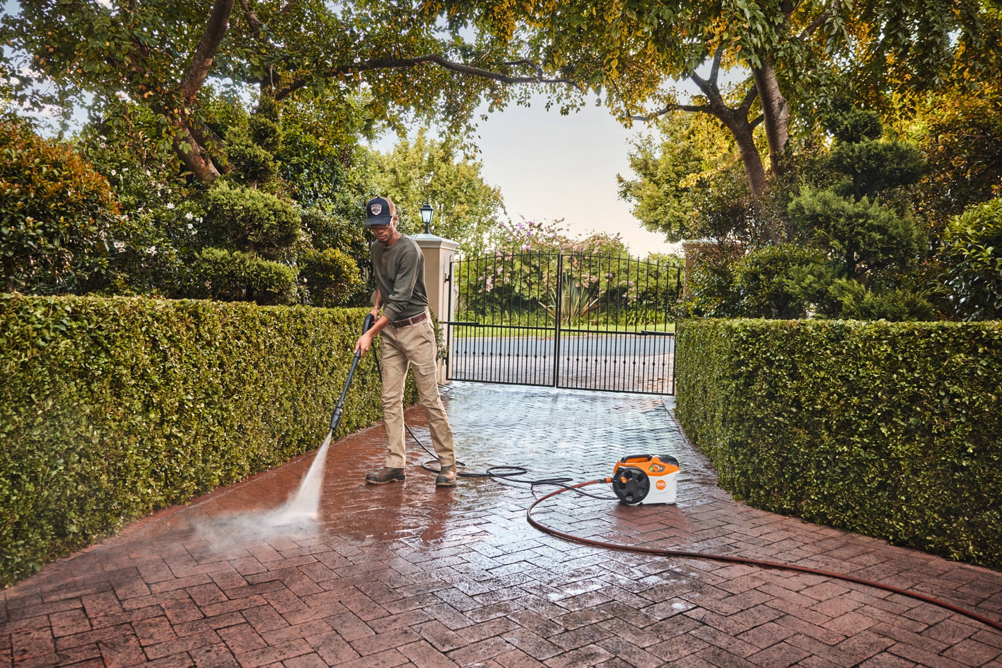 REA 100 PLUS Battery-Powered High-Pressure Washer